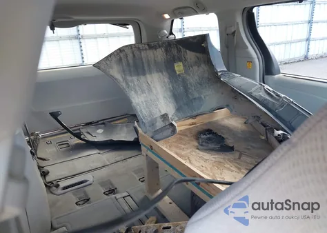 2013 Toyota Sienna Le 7 Passenger z USA, uszkodzony, nr VIN 5TDJK3DC2DS066833